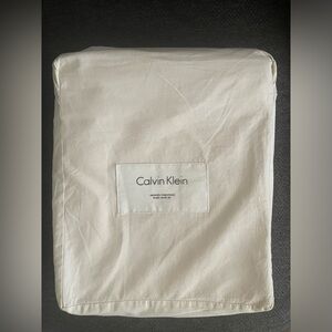 NWOT CALVIN KLEIN QUEEN DUVET SET
